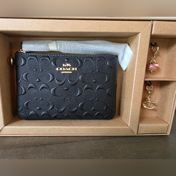 Coach Signature Leather Wristlet Gift Set With Heart And "C" Charms - New In Box - Picture 4 of 8